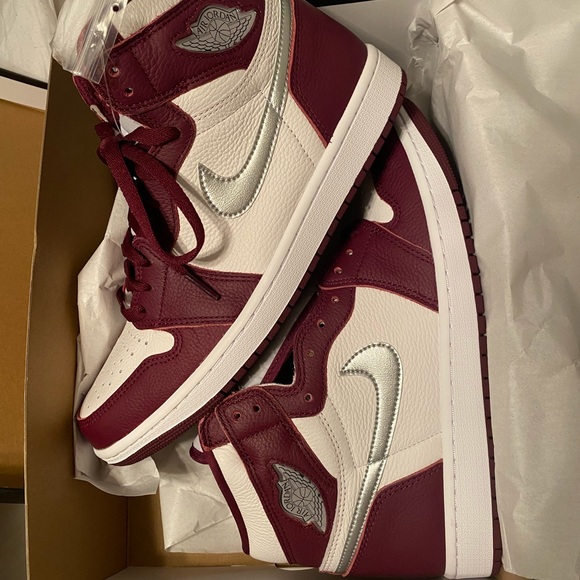BRAND NEW NEVER WORN AIR JORDAN 1 RETRO HIGH OG...